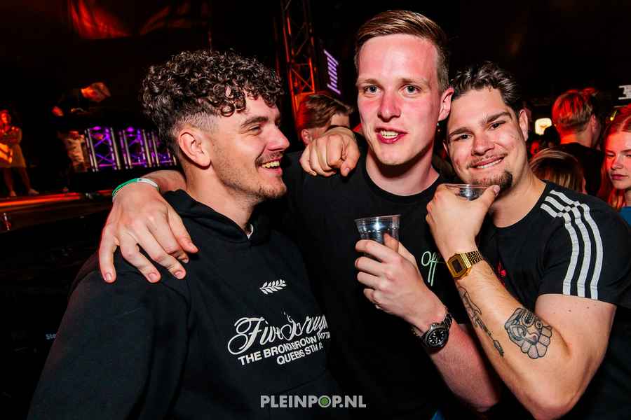 Publiek Bewerkt    (100)